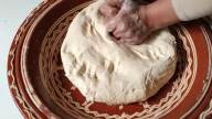 Kynuté arabské chlebové placky pita pečené na pánvi