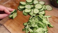 Lehký letní salát z bílého zelí s okurkou a šunkou