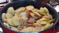 Fenomenální příloha k masu: Opečené brambory se slaninou