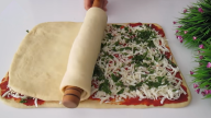 Zakroucená pizza s rajčatovou omáčkou a sýrem pečená v troubě