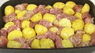 Pečené vepřové maso s bramborami a cibulí z jednoho pekáčku