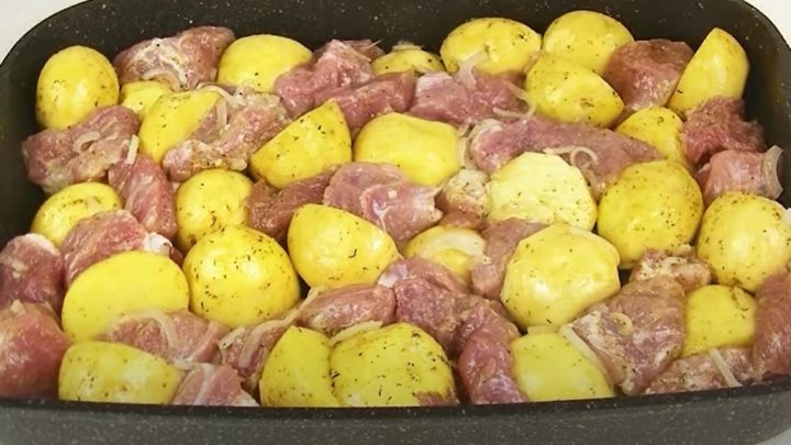 Pečené vepřové maso s bramborami a cibulí z jednoho pekáčku