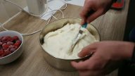 Nepečený cheesecake se sušenkovým korpusem a malinovým želé