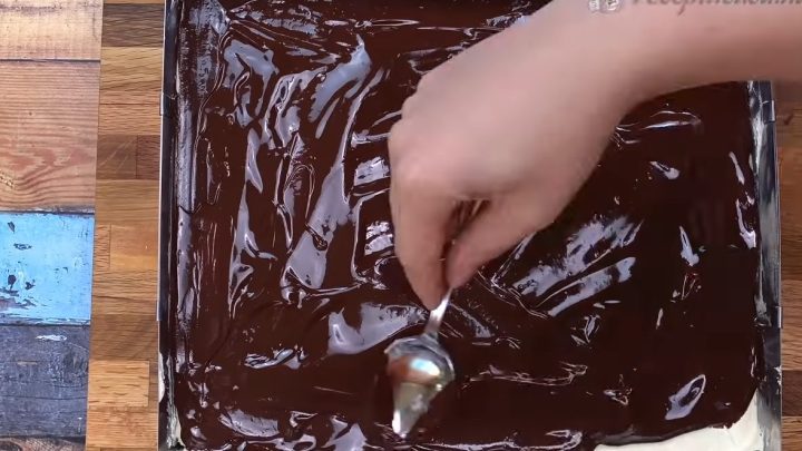 Nejlahodnější nepečený dort Nanaimo Bar Cake s vanilkovým krémem