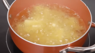 Snadný trik na křehké a křupavé domácí bramborové hranolky