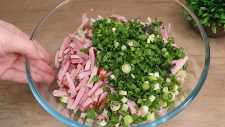 Lehký letní salát z bílého zelí s okurkou a šunkou