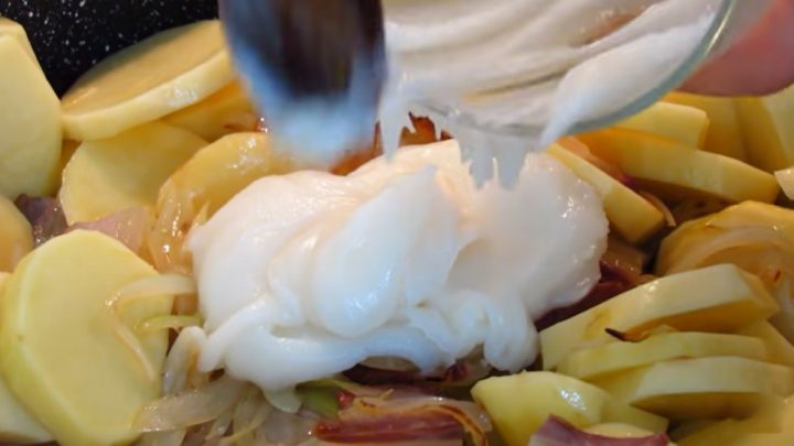 Fenomenální příloha k masu: Opečené brambory se slaninou