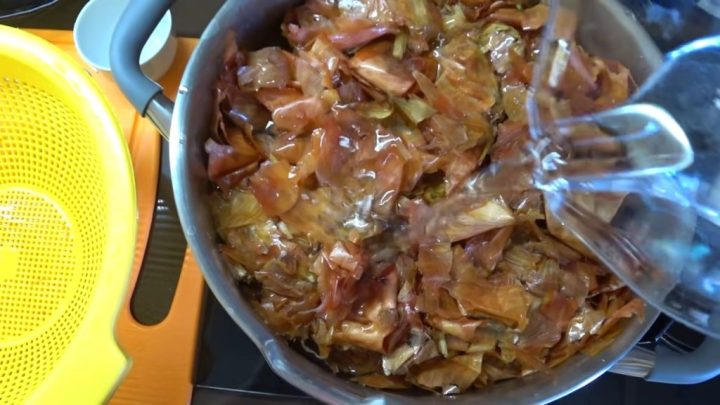 Domácí slanina vařená v slupkách z cibule
