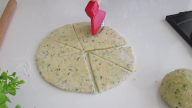 Trojúhelníkové smažené bagely se sýrem feta a čedarem