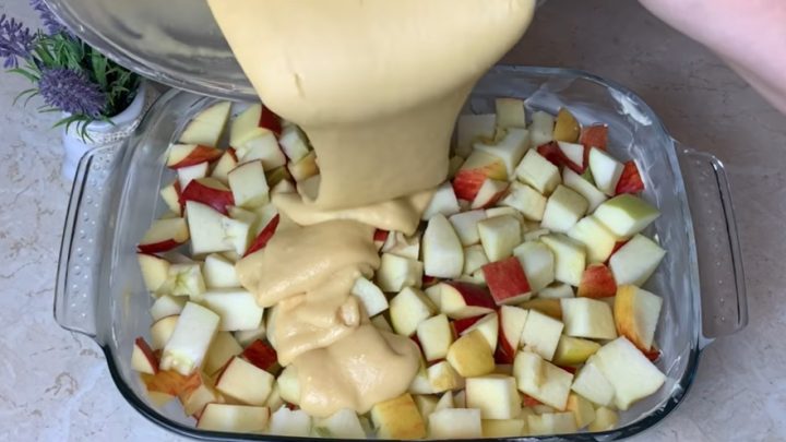 Snadný a rychlý jablečný koláč hotový za 5 minut a bez vážení