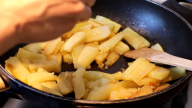 Bramborové roládky se sýrem a restovanou cuketou s jablky