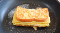 Smažený vajíčkový toust se sýrem a jahodovým džemem