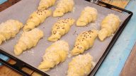 Domácí kynuté croissanty zapečené se strouhaným sýrem