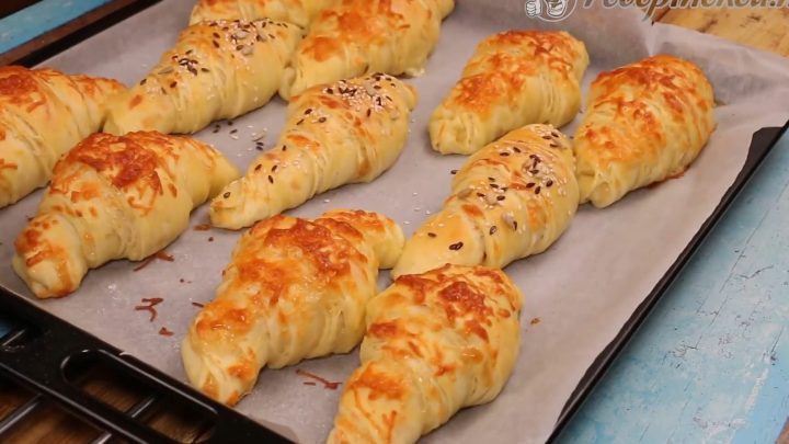 Domácí kynuté croissanty zapečené se strouhaným sýrem