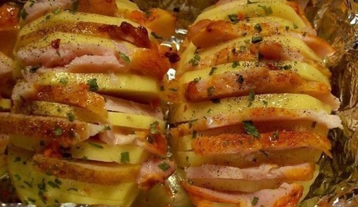 Zapečené bramborové harmoniky plněné slaninou, sýrem a houbami