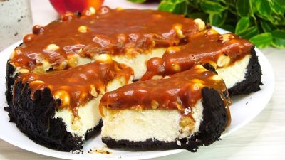 Cheesecake Oreo s lískovými oříšky a karamelovým topingem