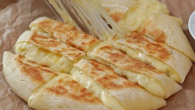 Chlebové placky plněné sýrem a bramborovou kaší pečené v pánvi