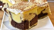 Nadýchaný koláč Aniko s vanilkovým krémem a šlehačkovým topingem