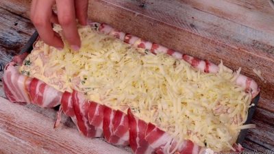 Kuřecí roláda se smetanou a sýrem zabalená ve slanině