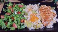 Kuřecí maso z pánve s rýží a se zeleninovým salátem