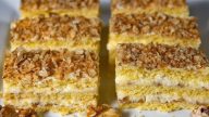 Kyjevský dort – vrstvený moučník s vlašskými ořechy a vanilkovým pudinkovým krémem