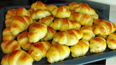 Domácí kynuté máslové croissanty plněné sladkým tvarohem
