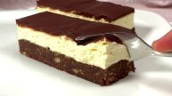 Nejlahodnější nepečený dort Nanaimo Bar Cake s vanilkovým krémem
