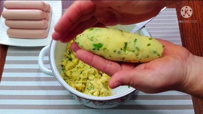 Smažený párek v bramborovém těstě s petrželkou a sýrem