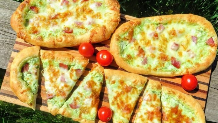Domácí pizza s bylinkovým smetanovým základem