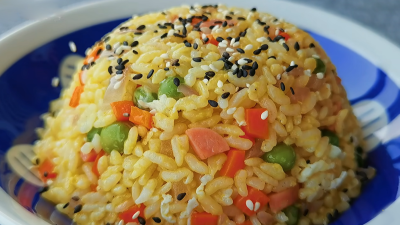 Pravá čínská smažená rýže s vajíčkem, párkem a zeleninou