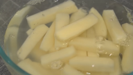 Křupavé domácí bramborové hranolky se sýrovou omáčkou