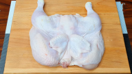 Slavnostní marinované kuře pečené na kořeněném zelí