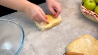Jablečný koláč se sádlem a smetanou podle tradičního receptu
