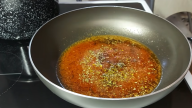 Smažené těstoviny s vejci a rajčatovou omáčkou