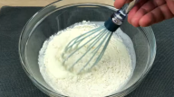 Jednoduchý a levný koláč plněný jogurtovým krémem