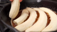 Rychlý a snadný podmáslový dort s karamelizovanými banány