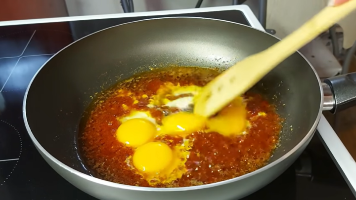 Smažené těstoviny s vejci a rajčatovou omáčkou