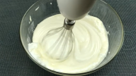 Jednoduchý a levný koláč plněný jogurtovým krémem