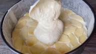 Jednoduchý krémový jablkový koláč z jogurtového těsta