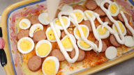 Zapečené brambory s klobásou a vejcem podle tradičního českého receptu
