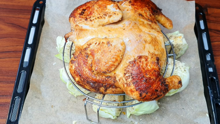 Slavnostní marinované kuře pečené na kořeněném zelí