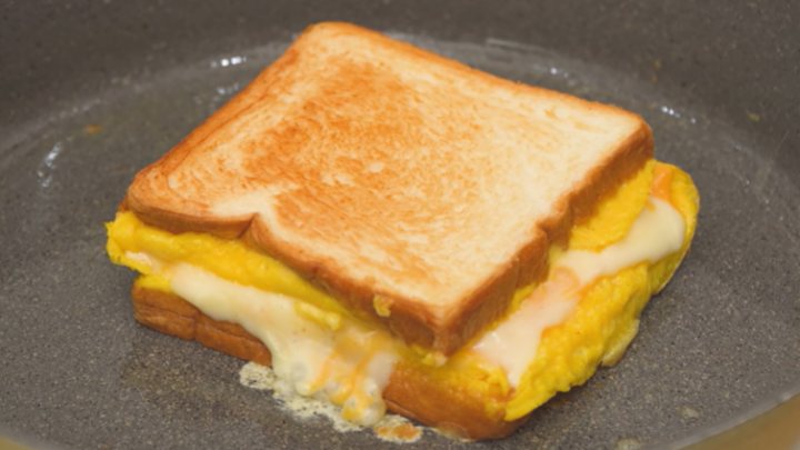 Klasický americký grilovaný sendvič se sýrem a vajíčkem