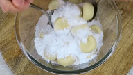 Pečené sněhové koule obalené v moučkovém cukru