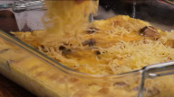Zapečené brambory se žampiony přelité vajíčkem a sýrem