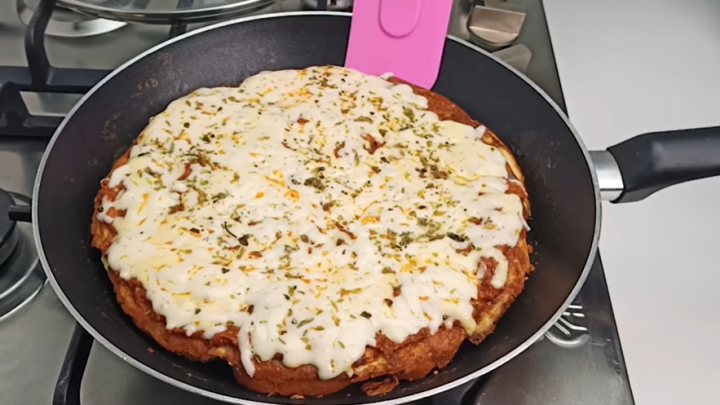 Bagetová pizza z pánve s rajčaty a dvěma druhy sýra