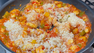 Kuře s rýží a barevnými paprikami z jedné pánve