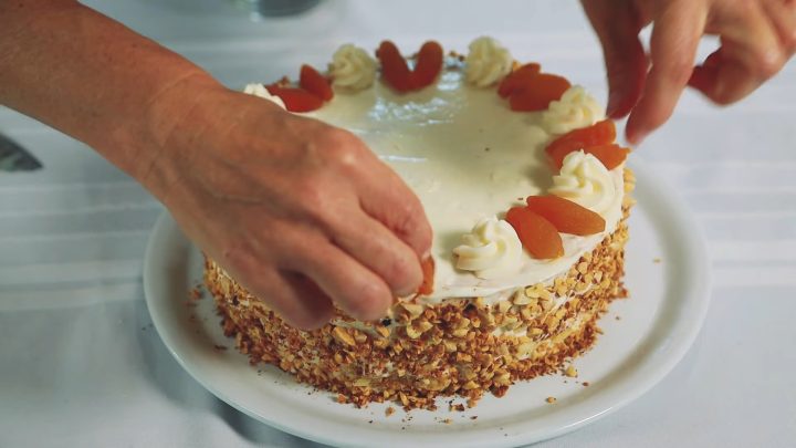 Elegantní broskvový dort s krémem z mascarpone