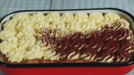 Vrstvený dort ve stylu tiramisu s pečeným korpusem