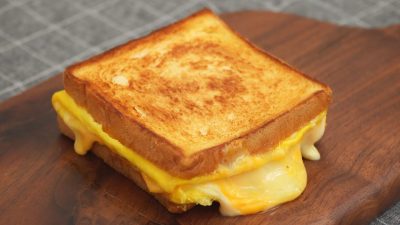 Klasický americký grilovaný sendvič se sýrem a vajíčkem