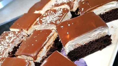 Nadýchané kakaové řezy plněné smetanovým krémem a přelité čokoládou